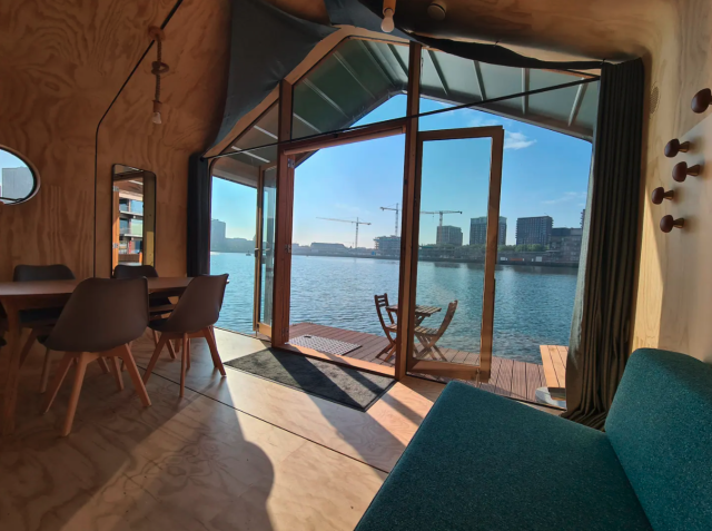Tiny house met privéjacuzzi in Rotterdam | VakantiePiraten